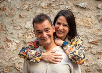 «Check in για 2» στη σκηνή αλλά για πολλούς θεατές στην πλατεία