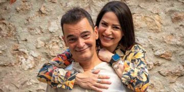 «Check in για 2» στη σκηνή αλλά για πολλούς θεατές στην πλατεία