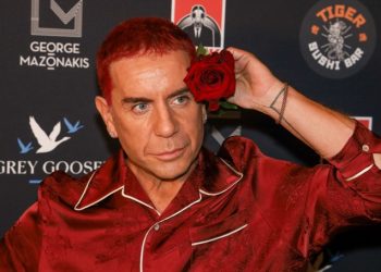 Γιώργος Μαζωνάκης στα κόκκινα στο tοtal black πάρτι γενεθλίων του