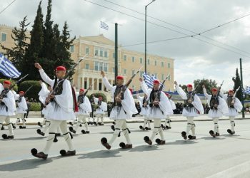 Εντυπωσιακή στρατιωτική παρέλαση για την 25η Μαρτίου