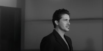 Ο Νίκος Οικονομόπουλος ξανά στην κορυφή