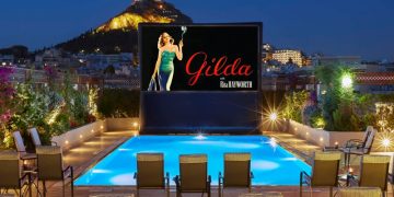 «Pool Your Cinema» με φόντο το Λυκαβηττό