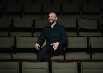 Μάνος Βαβαδάκης: «Μεγάλη απόλαυση και βάσανο μαζί ο ηθοποιός»