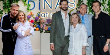 Dinas eat real: Εγκαίνια με φίλους για την Ντίνα Νικολάου
