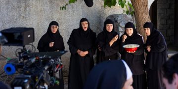 Στα γυρίσματα της κωμωδίας «Φόνοι στο καμπαναριό»