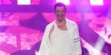 Καθηλωτικός Σάκης Ρουβάς στο Θέατρο Άλσος
