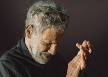 Σταύρος Ξαρχάκος: Μας ταξιδεύει «Σε σύμπαν ερωτικό»