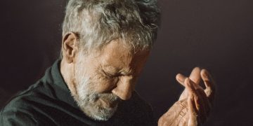 ο Σταύρος Ξαρχάκος μας ταξιδεύει «Σε σύμπαν ερωτικό»