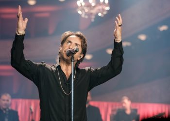 Γιώργος Μαζωνάκης: Λαοθάλασσα στη λαϊκή αγρυπνία στη Νίκαια