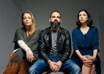 Τα κορίτσια δεν πρέπει να παίζουν ποδόσφαιρο: Συνέντευξη με το θίασο
